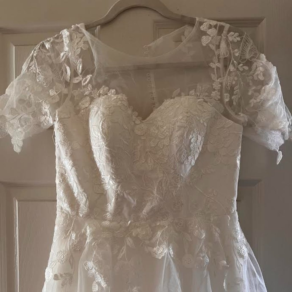 Tea Length Sleeves Modern A-Line V-Neck Button Back Wedding Dress / Size Us 4